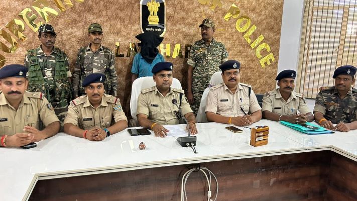 फुटबॉल मैच देख रहा था 5 लाख का इनामी नक्सली, तभी पुलिस ने धर दबोचा